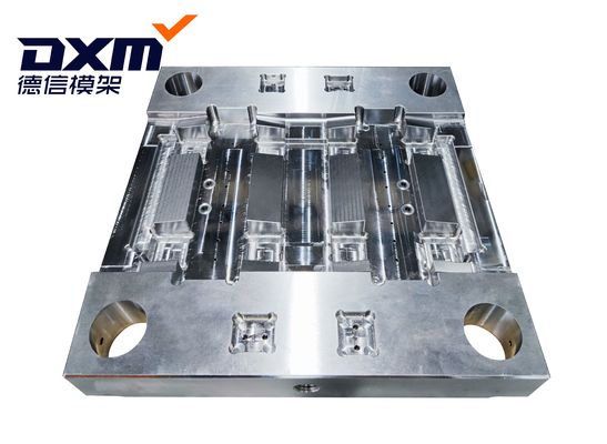 Il CNC che lavora a macchina di Mazak stampaggio ad iniezione di plastica