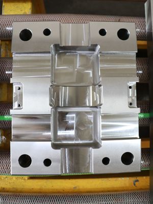 Il CNC ha lavorato la base a macchina di muffa di plastica precisamente ha macinato ISO9001: 2015