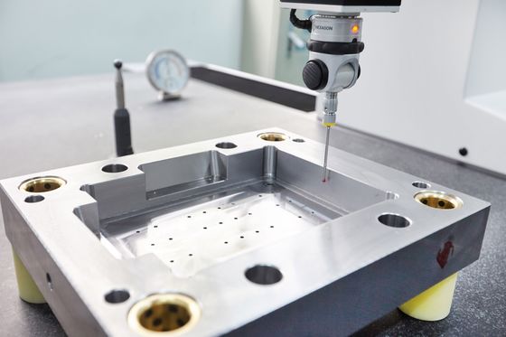 DXM Logo Plastic Mould Base con e la prestazione chiudente è migliore foro quadrato della vite del ferro elaborato CNC
